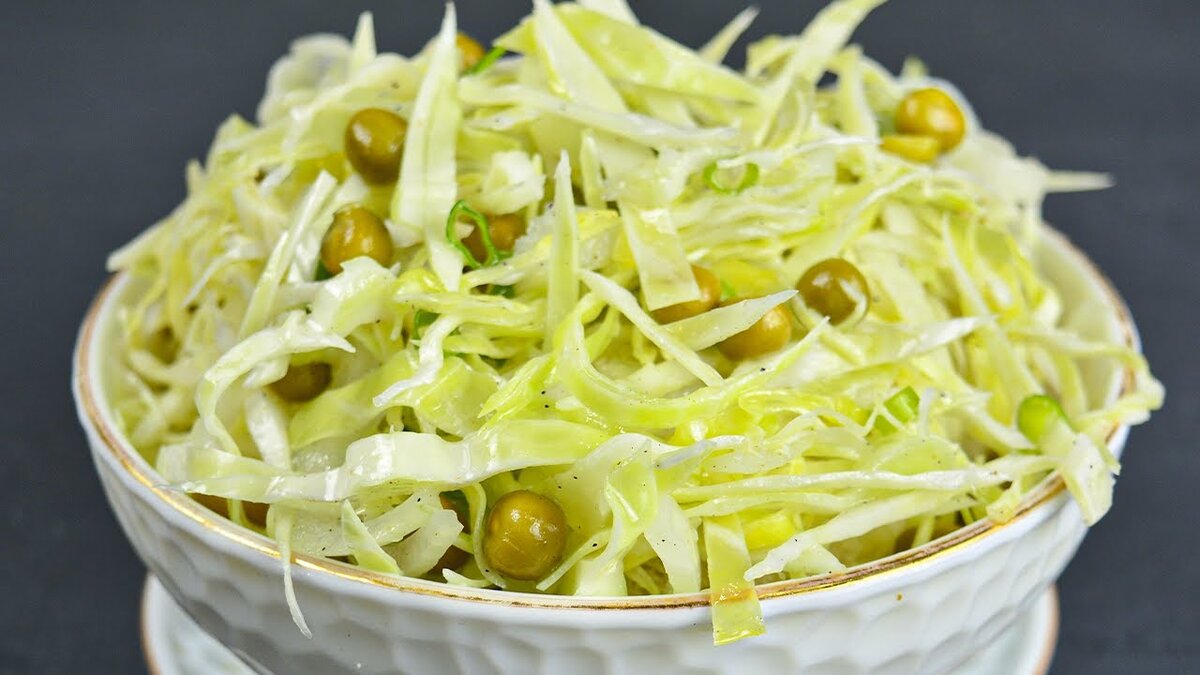 Салат с капустой и зеленым горошком: вкусно и просто