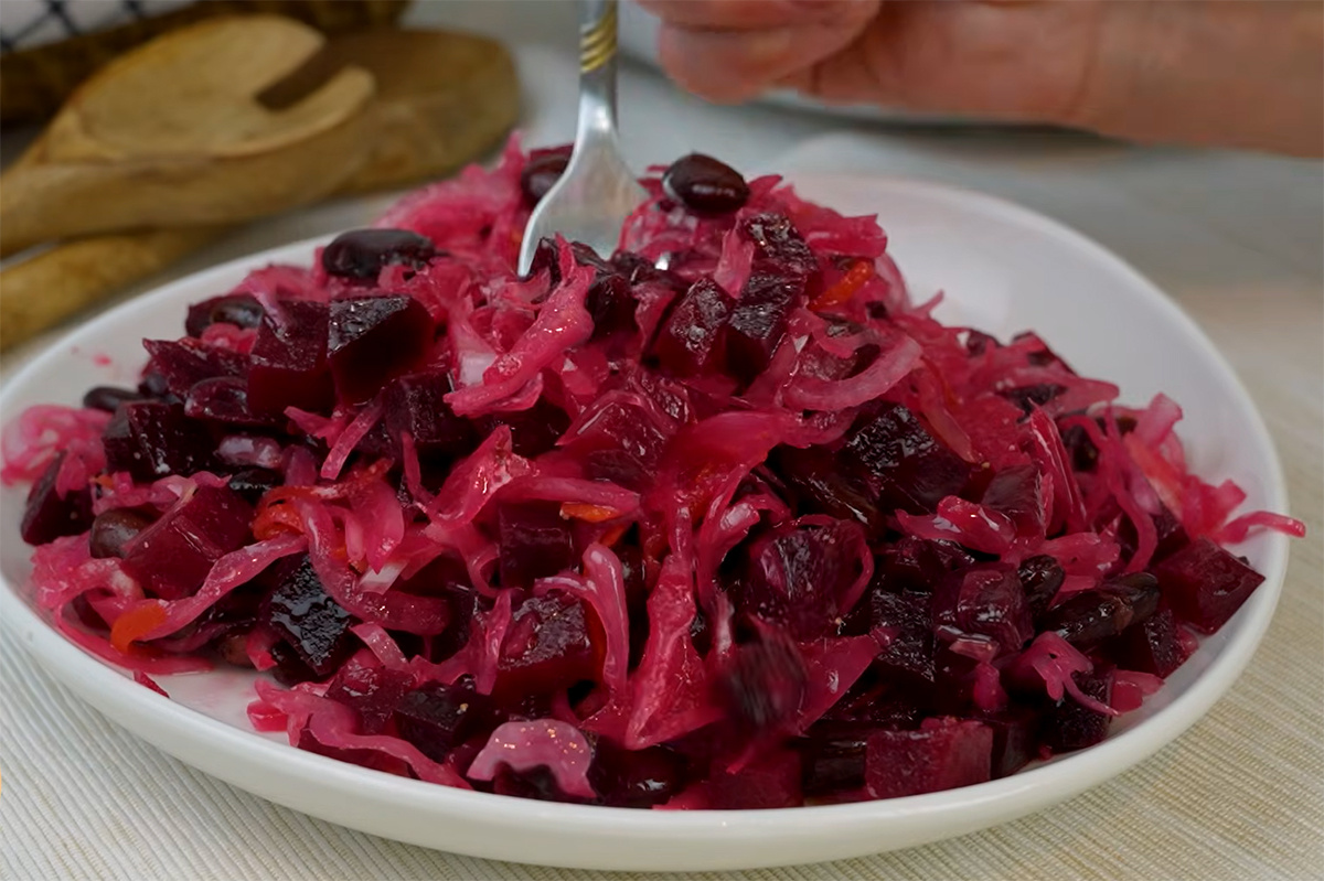 Салат с свеклой, фасолью и квашеной капустой: витаминный заряд для иммунитета