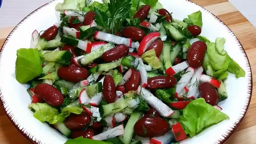Легкий и вкусный салат с фасолью и редисом для весеннего угощения