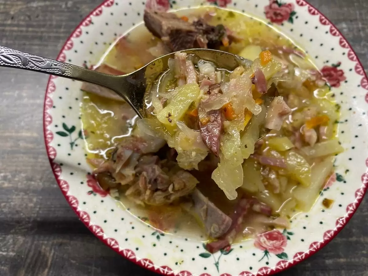 Суп из квашеной капусты с ветчиной и беконом