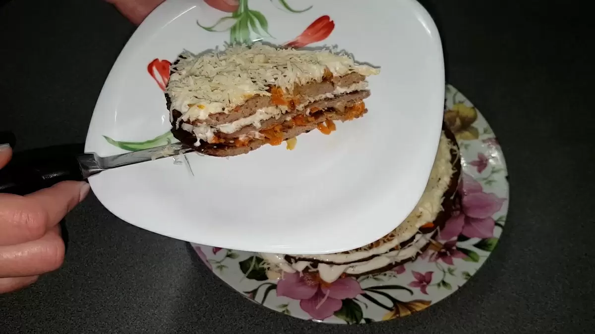 Печёночный торт с яйцом и сметаной: простой рецепт, который удивит!