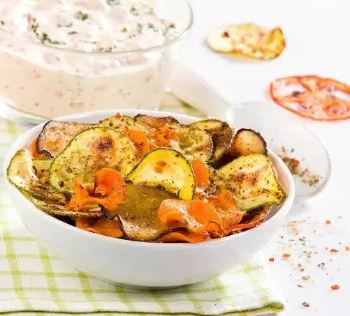 Вкусные навыки: как легко и быстро готовить овощные чипсы дома