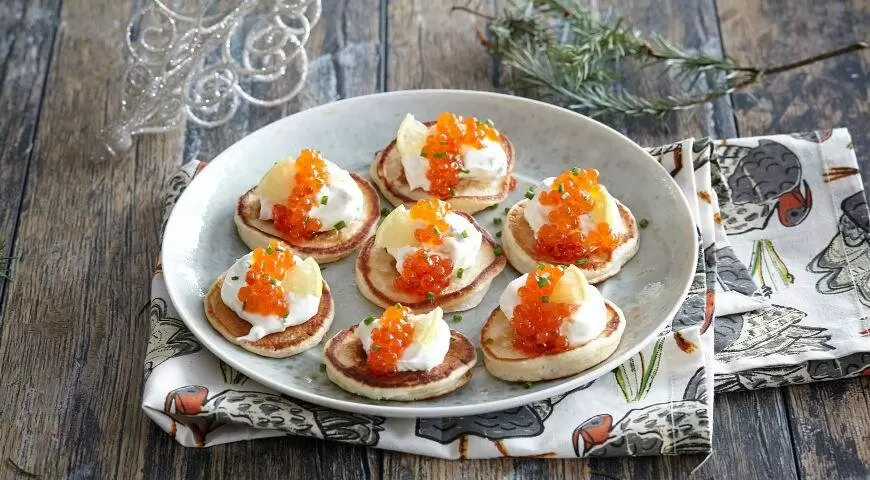 Изысканные мини-блинчики с кремом и красной икрой для вашего стола
