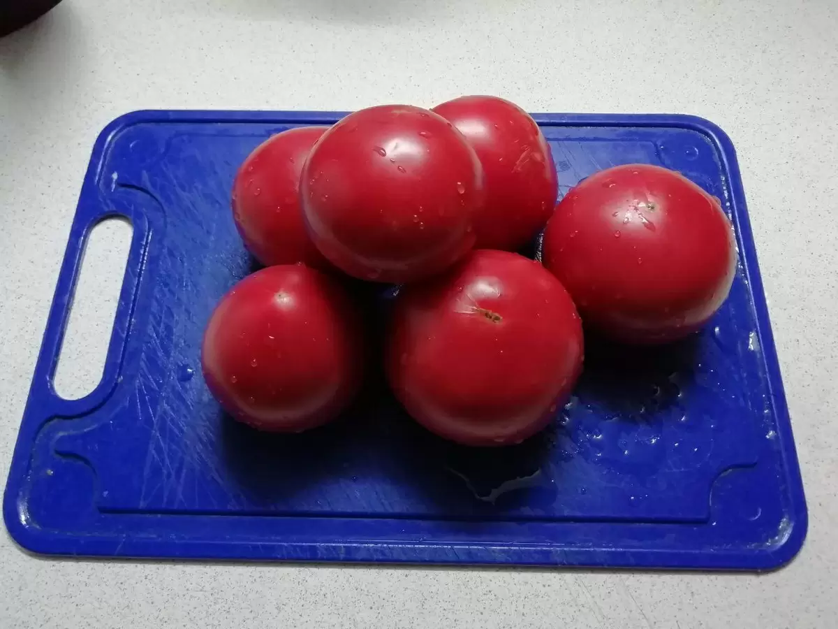 Как нарезка помидоров меняет вкус салата