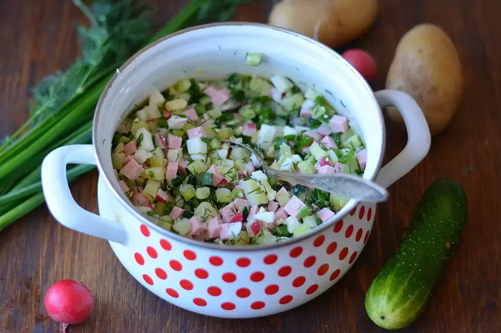 Окрошка как искусство: классические ингредиенты в современном исполнении