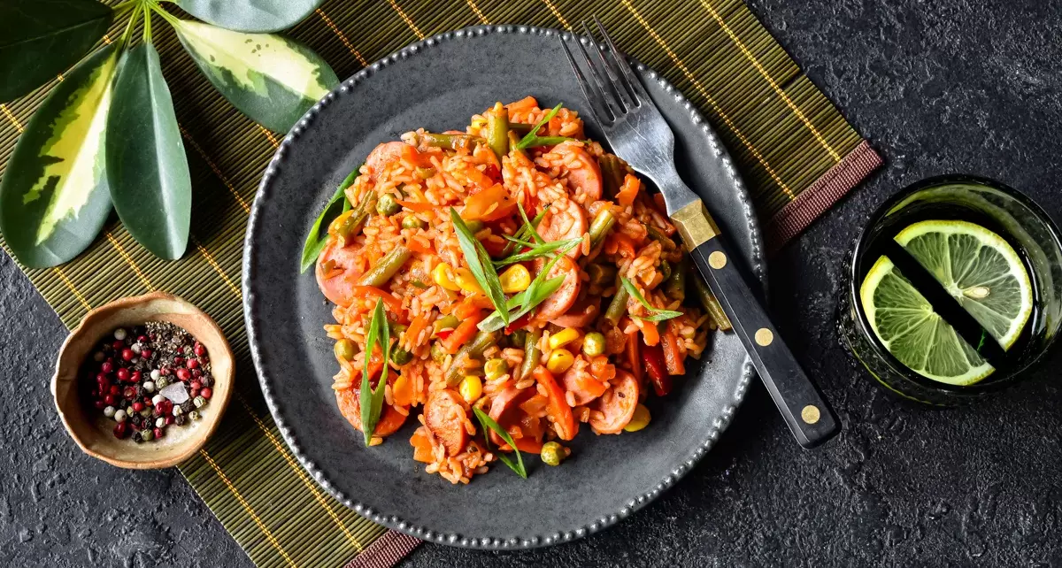 Быстрый и вкусный ужин: необычный рецепт с овощами и сосисками