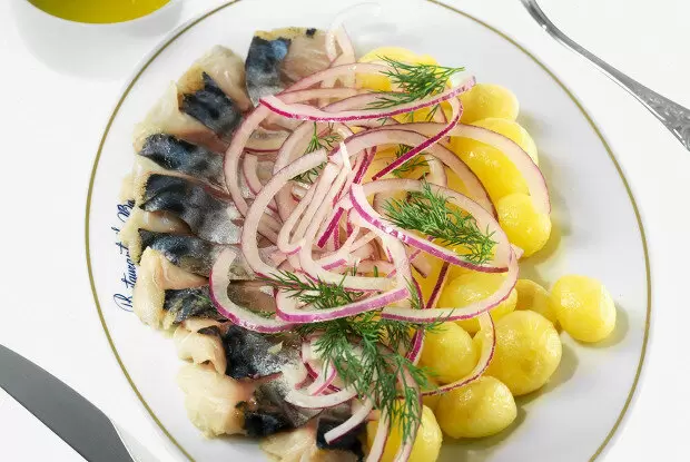 Скумбрия с душистым укропом: простой и быстрый рецепт