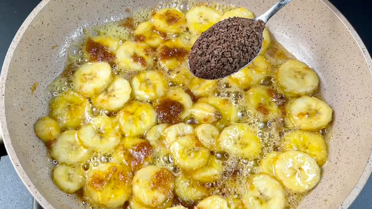 Необычный банановый пирог на сковороде: легко и вкусно