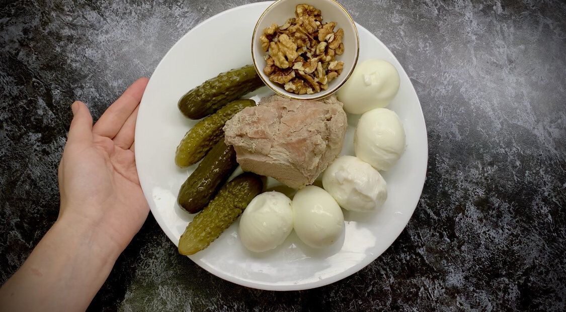 Новый взгляд на салат «Мясо под шубой»: простой, но невероятно вкусный