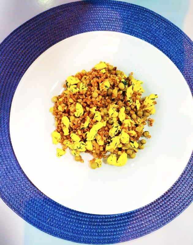 Вкусный завтрак за 15 минут: гречка с курицей и горошком