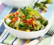 Вкус весны: яркий витаминный салат с чесночно-медовым соусом