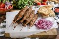 Как приготовить вкусные кебабы с соусом Сацебели и свежими овощами